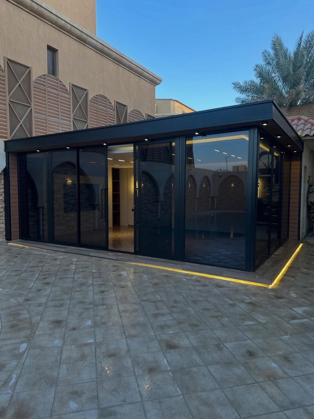 المجالس الزجاجية — 2